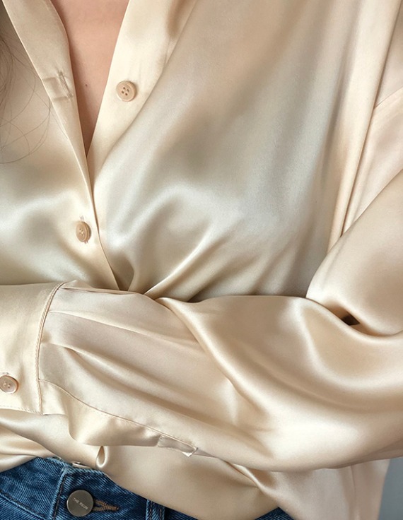 Point collar silk shirt